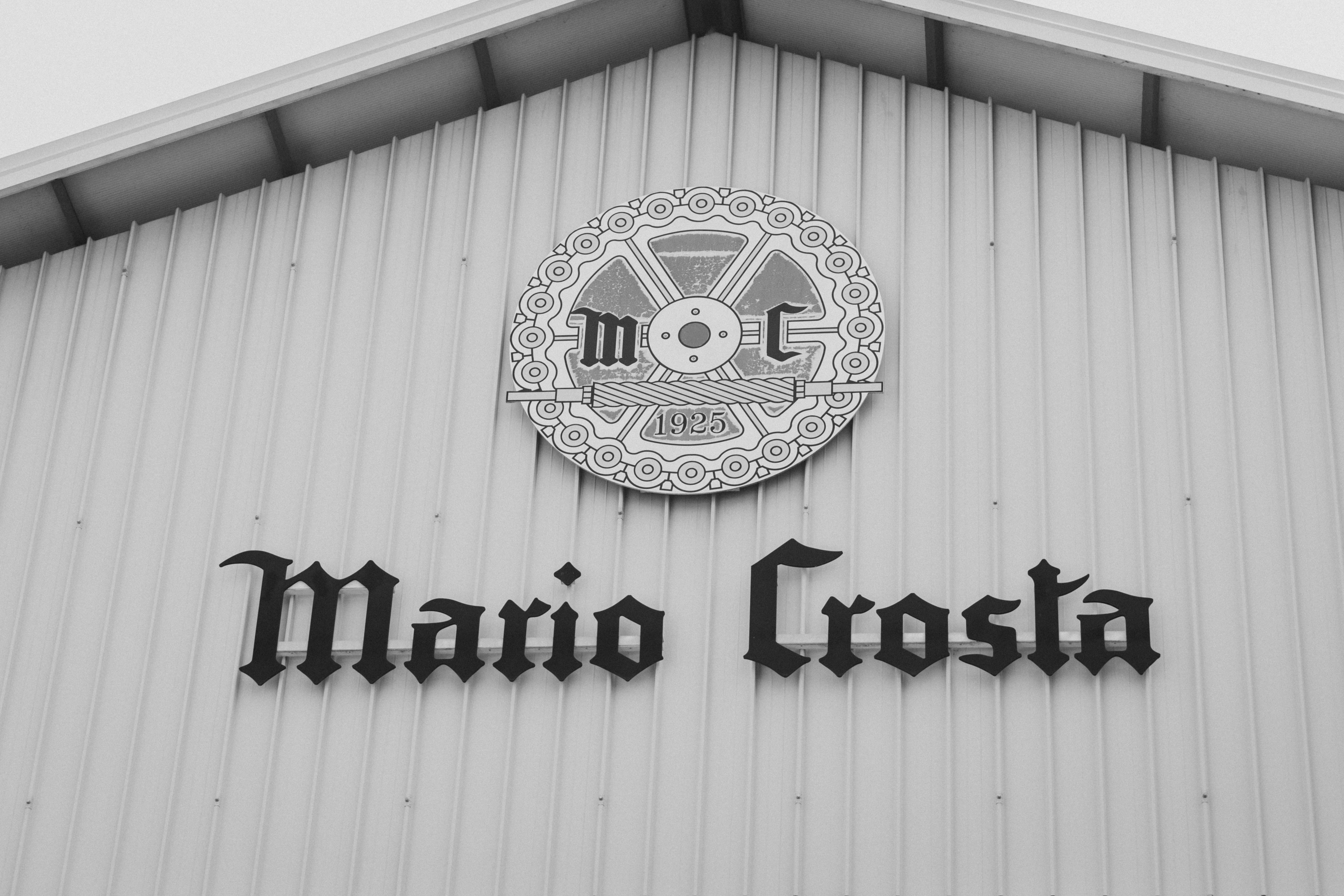 Insegna Mario Crosta in bianco e nero