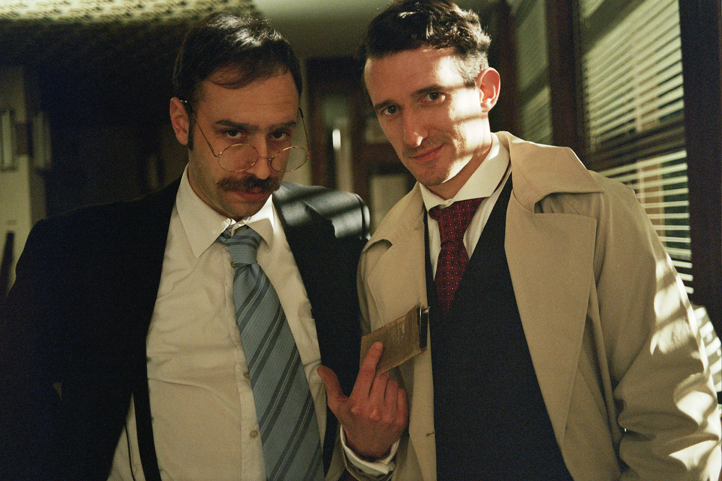 Due interpreti in costume sul set de L’incombenza delle cose